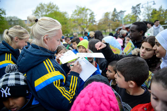 Sveriges Caroline Seger skriver autografer på en skola