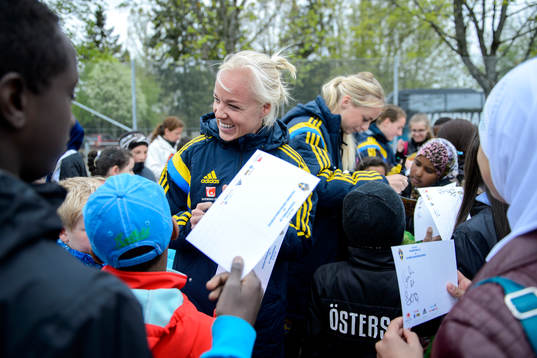 Sveriges Caroline Seger skriver autografer på en skola