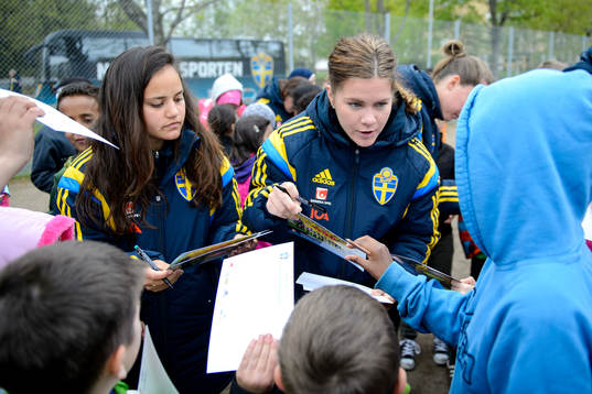 Sveriges Malin Diaz och Hanna Folkesson skriver autografer