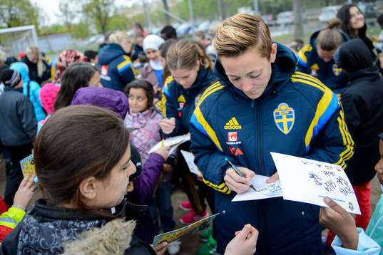 Sveriges Therese Sjögran skriver autografer på en skola