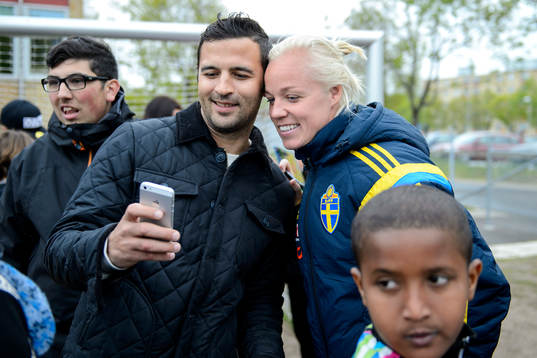 En kille tar porträtt med Sveriges Caroline Seger när