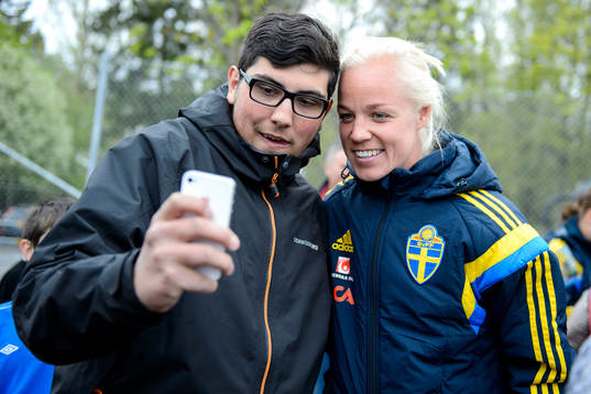 En kille tar porträtt med Sveriges Caroline Seger när