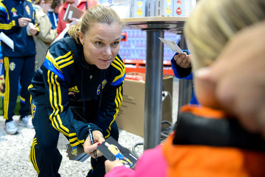 Sveriges Sara Thunebro skriver autografer på ICA Maxi