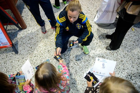 Sveriges Sara Thunebro skriver autografer på ICA Maxi