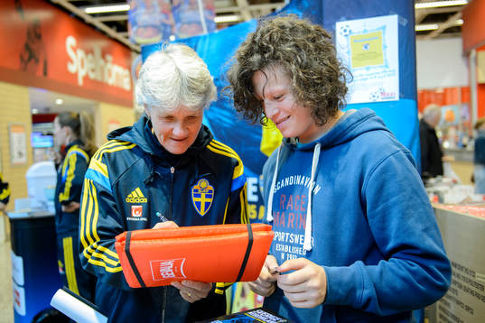 Sveriges förbundskapten Pia Sundhage skriver autografer