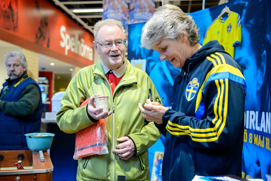 Sveriges förbundskapten Pia Sundhage skriver autografer
