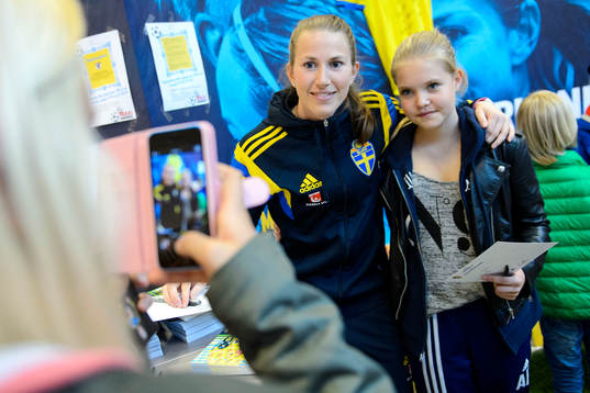 Sveriges Emma Berglund blir fotograferad med en supporter