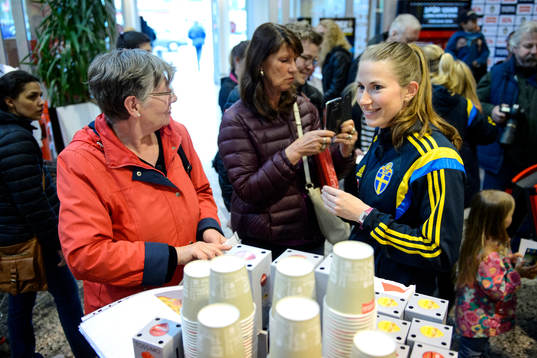Sveriges Emma Berglund skriver autografer på ICA Maxi
