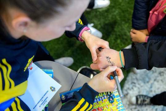 Sveriges Emma Berglund skriver autografer på ICA Maxi