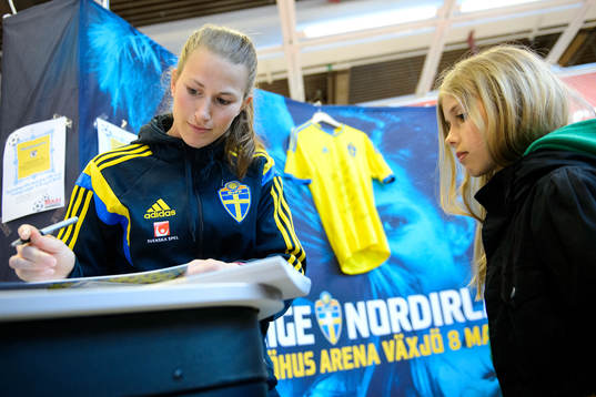 Sveriges Emma Berglund skriver autografer på ICA Maxi