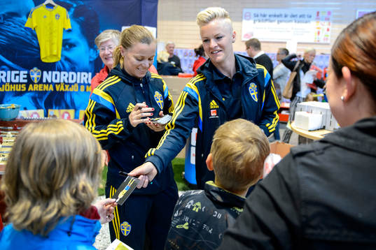 Sveriges Sara Thunebro och Nilla Fischer skriver autografer