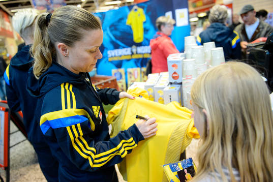 Sveriges Sara Thunebro skriver autografer på ICA Maxi