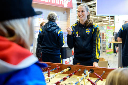 Sveriges Emma Berglund jublar när hon spelar fotbollsspel