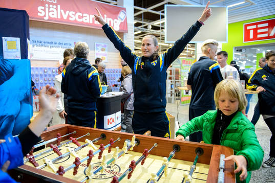 Sveriges Emma Berglund jublar när hon spelar fotbollsspel