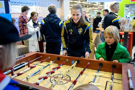 Sveriges Emma Berglund spelar fotbollsspel med Axel