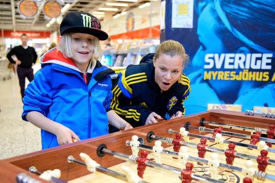 Hampus Hamnå och Sveriges Sara Thunebro spelar