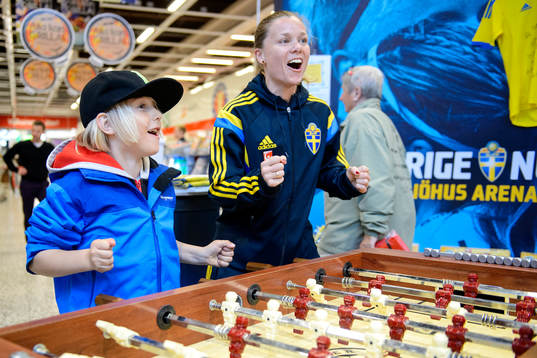 Hampus Hamnå och Sveriges Sara Thunebro jublar när de
