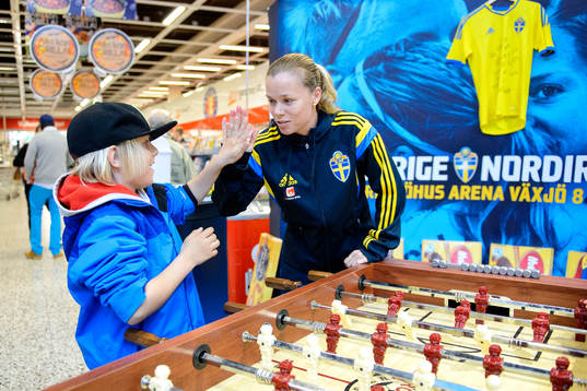 Hampus Hamnå gör high five med Sveriges Sara Thunebro på