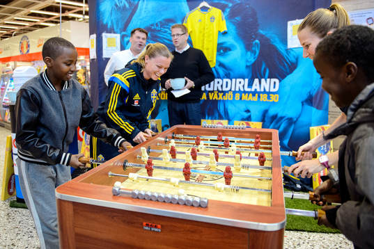 Sveriges Sara Thunebro spelar fotbollsspel med en kille på