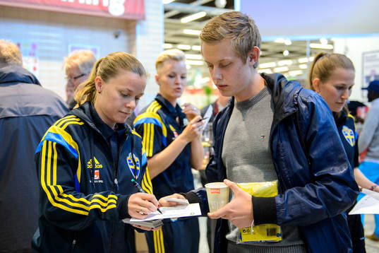 Sveriges Sara Thunebro skriver autografer på ICA Maxi