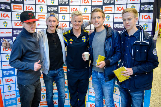 Ett gäng killar tar en bild med Sveriges Nilla Fischer på