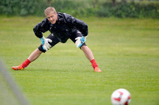 Målvakt Pär Hansson stretchar
