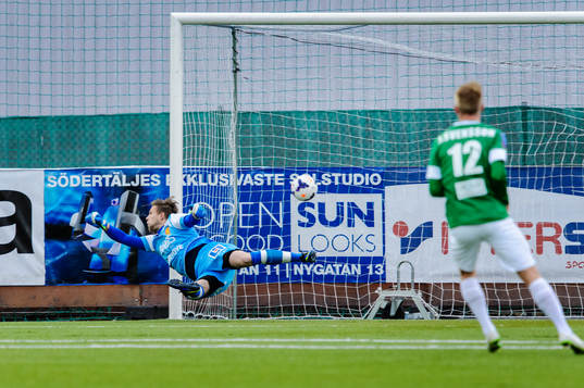 Syrianskas målvakt Magnus Berglöf slänger sig