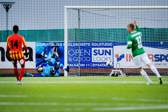 Jönköpings Daryl Smylie gör 0-1