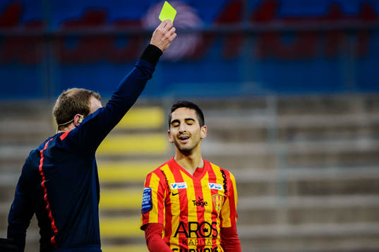 Syrianskas Kevin Bisse får gult kort av domare Patrik