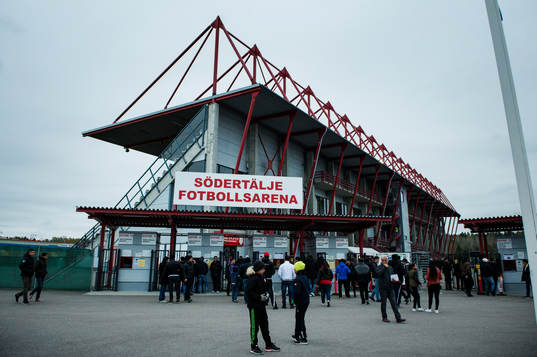 Södertälje fotbollsarena före fotbollsmatchen i