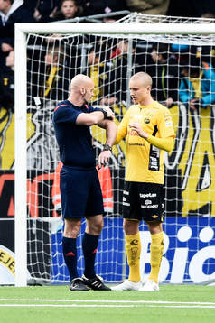 Elfsborgs Sebastian Holmén hjälper Stefan Johannesson,