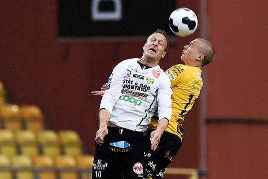 Elfsborgs Sebastian Holmén och Mjällbys Marcus Ekenberg