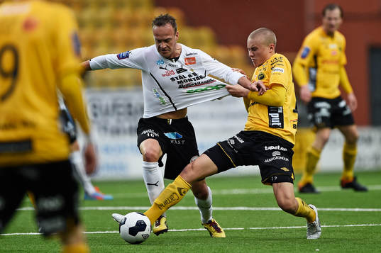 Elfsborgs Sebastian Holmén och Mjällbys Marcus Ekenberg