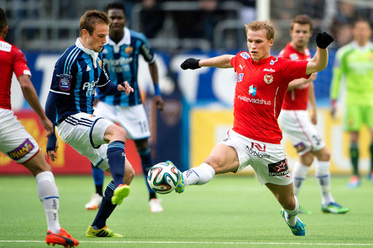 Djurgårdens Aleksander Faltsetas  försöker stoppa