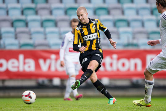 Häckens Simon Gustafson skjuter 1-0