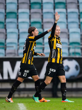 Häckens Simon Gustafson jublar ihop med Simon Sandberg