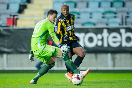Häckens Carlos Strandberg skjuter in 2-1 bakom