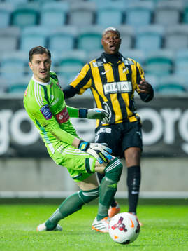 Häckens Carlos Strandberg skjuter in 2-1 bakom