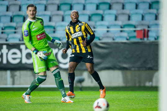 Häckens Carlos Strandberg skjuter in 2-1 bakom