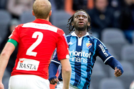 Djurgårdens Amadou Jawo utmanas av Kalmars Markus