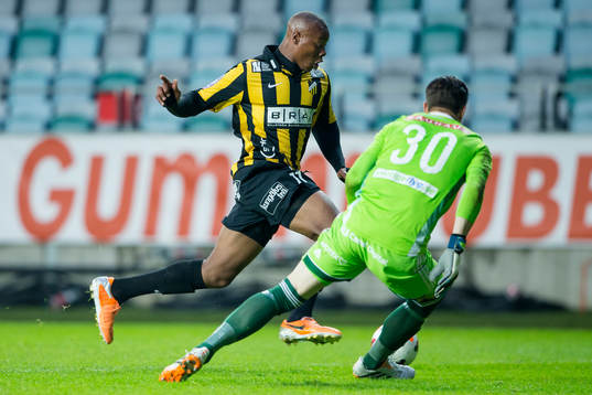 Häckens Carlos Strandberg rundar Brommapojkarnas målvakt