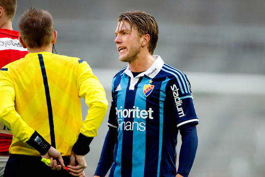 Djurgårdens Martin Broberg diskuterar med domare Johan