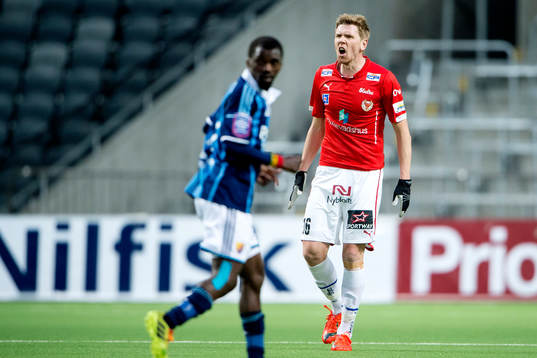 Kalmars David Elm manar på sina lagkamrater