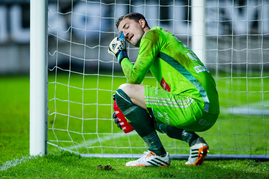 Brommapojkarnas målvakt Ivo Vazgec deppar
