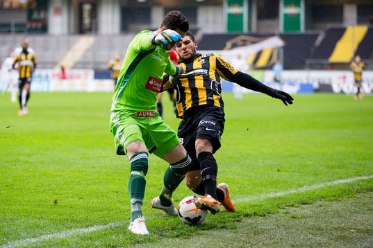 Brommapojkarnas målvakt Ivo Vazgec i kamp om bollen med