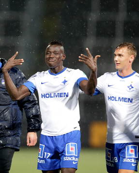 Norrköpings Alhaji Kamara jublar intill Norrköpings Linus