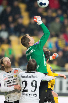 Mjällbys målvakt Mattias Asper boxar bort bollen