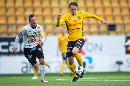Elfsborgs Viktor Prodell med Mjällbys Kristian Haynes i