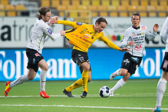 Elfsborgs Viktor Prodell dras i tröjan av Mjällbys spelare