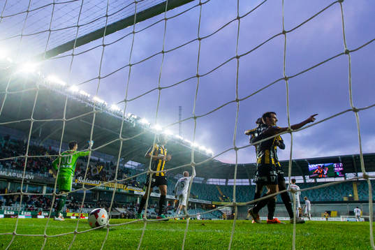 Häckens Björn Anklev jublar ihop med Rene Makondele